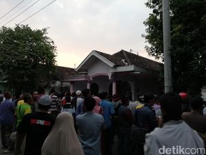 Polisi Amankan Bom Aktif hingga Buku Jihad dari TKP Ledakan Pasuruan Polisi Amankan Bom Aktif hingga Buku Jihad dari TKP Ledakan Pasuruan