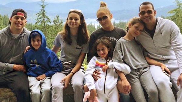 Status Saudara Tiri Tak Halangi Anak-anak Ini Tetap Kompak