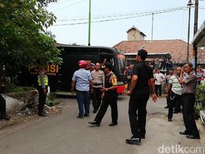 Video: Ledakan Bom Pasuruan Lukai Pelaku dan Anaknya Video: Ledakan Bom Pasuruan Lukai Pelaku dan Anaknya