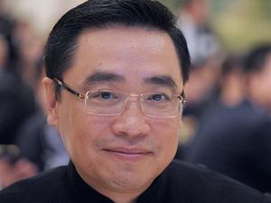 Berfoto di Tembok 15 Meter, Konglomerat China Jatuh dan Meninggal