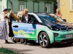 Di Kota Ini Kamu Bisa Bayar Taksi Pakai Nyanyi