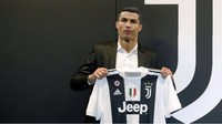 Mungkin begini gaya Ronaldo saat memamerkan jersey barunya, jersey Juventus. (Foto: Twitter @SMFutbol)