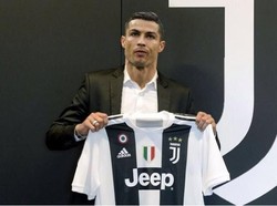 Mungkin begini gaya Ronaldo saat memamerkan jersey barunya, jersey Juventus. (Foto: Twitter @SMFutbol)