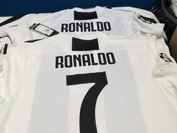 Begini penampakan jersey bernomor punggung 7 di Juventus milik Ronaldo. Nomor 7 sendiri kini masih dikenakan Juan Cuadrado yang berposisi sebagai winger. (Foto: Twitter @SoccerMemes)