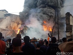 Api di Gudang Kimia Kampung Bandan Masih Berkobar, Warga Menonton
