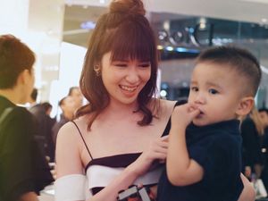 Indahnya Momen Kebersamaan Laura Basuki dengan si Kecil Owen