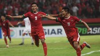 Pesepak bola Indonesia U19 Firza Andika (kanan) dan Muhammad Rafli Mursalim (kiri) melakukan selebrasi ketika berhasil mencetak gol ke gawang Filipina U19 dalam penyisihan grup A Piala AFF U19 di Gelora Delta Sidoarjo, Sidoarjo, Jawa Timur, Kamis (5/7). ANTARA FOTO/Zabur Karuru.