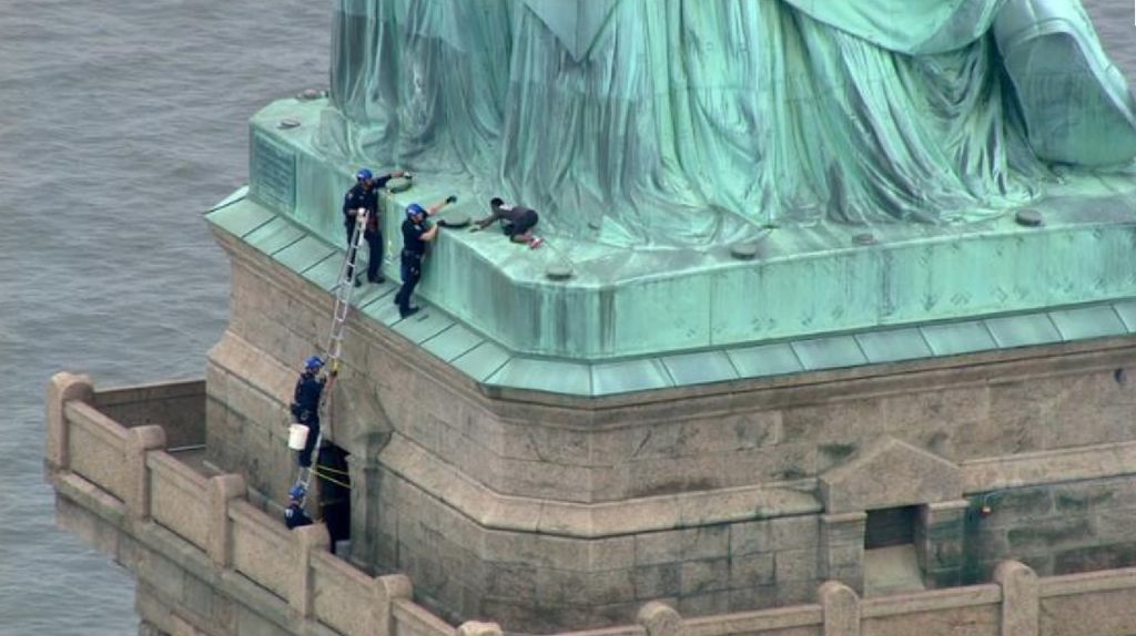 Nekat! Potret Patricia Panjat Patung Liberty di New York
