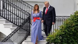 Gaya Piknik Melania Trump di Perayaan HUT AS, Gaun Rp 40 Juta Jadi Andalan