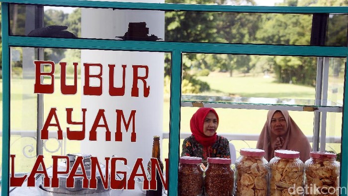 Gerobak Bubur Ayam Lapangan. Bubur Foto: Rengga Sancaya