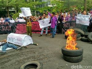 Bawa Keranda, Mahasiswa-Dosen Tolak Pelantikan Rektor Unigal Bawa Keranda, Mahasiswa-Dosen Tolak Pelantikan Rektor Unigal
