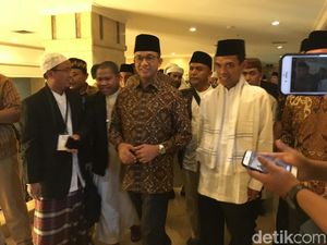 Anies Temani Ustaz Abdul Somad Masuk Ruangan Pertemuan Dai