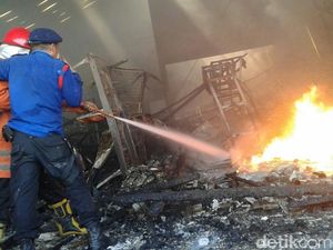 Toko Bangunan Hangus Terbakar, Kerugian Ditaksir Rp 5 Miliar Toko Bangunan Hangus Terbakar, Kerugian Ditaksir Rp 5 Miliar
