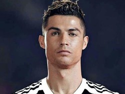 Meme-meme Ronaldo berseragam Juventus pun merebak. Seperti di atas contohnya, Ronaldo mengenakan seragam hitam putih Bianconeri. (Foto: Twitter @TeamRonaldo)