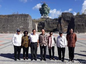 Bos Bank Dunia Pantau GWK Sambil Panas-panasan