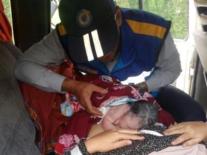 Seorang Wanita Melahirkan dalam Minibus di Tol Cipularang