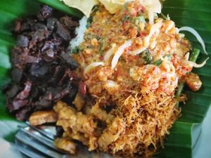 Aduh Enaknya! Sarapan Sego Pecel yang Sedap Komplet Ini