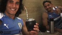 Ini Bukti Kalau Edinson Cavani Pintar Masak dan Gemar Minum Teh Mate!