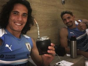 Ini Bukti Kalau Edinson Cavani Pintar Masak dan Gemar Minum Teh Mate!