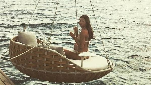 Foto: Kekasih Dele Alli yang Suka Pamer Keseksian di Pantai