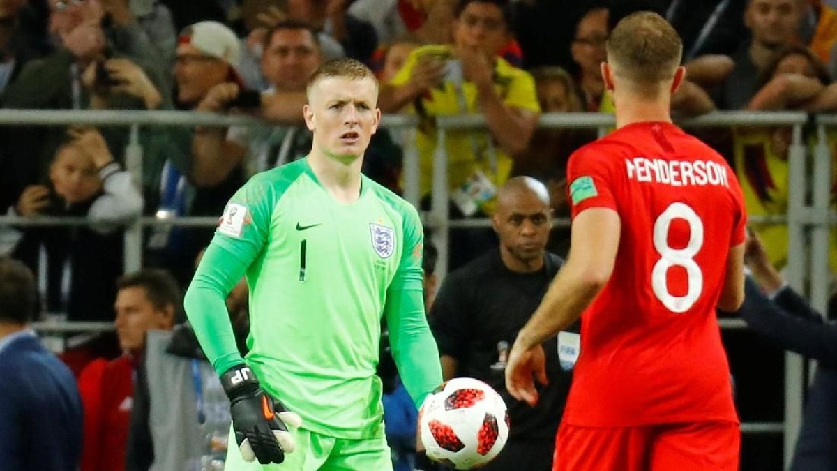 Jordan Henderson amat berterima kasih kepada Jordan Pickford yang tampil brilian dalam adu penalti saat Inggris melawan Kolombia di 16 besar Piala Dunia 2018 (Foto: Kai Pfaffenbach/Reuters)