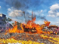 50 Ribu Wisatawan Nonton Tradisi Bakar Tongkang di Riau