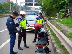 Polisi Tilang Pemotor yang Nyelonong Masuk Tol Dalam Kota