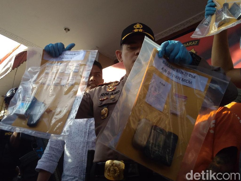 Polisi Amankan AS yang Edarkan Sabu Ditempel di Pot Bunga Polisi Amankan AS yang Edarkan Sabu Ditempel di Pot Bunga