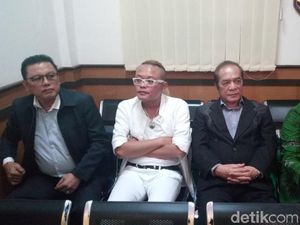 Dengan Senyuman, Sule Tetap Sembunyikan Penyebab Perceraiannya Dengan Senyuman, Sule Tetap Sembunyikan Penyebab Perceraiannya