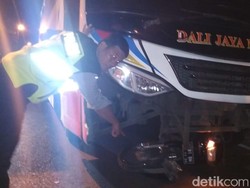 Bus Tabrak Satu Keluarga, Istri Tewas Suami dan Anak Luka Berat
