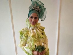 Busana Pengantin Hijab Ini Terbuat dari Sawi Putih, Berani Pakai?