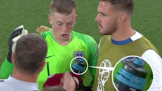 Contekan di botol minum Pickford.