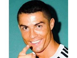 Pose berseragam Juventus ini kabarnya sempat diunggah Ronaldo ke Instagramnya namun dihapus, benarkah? Yang jelas, semua masih rumor. (Foto: Twitter @delphinio)