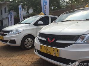 Mekanik Taksi Express Diajari Cara Perawatan Mobil Wuling Mekanik Taksi Express Diajari Cara Perawatan Mobil Wuling