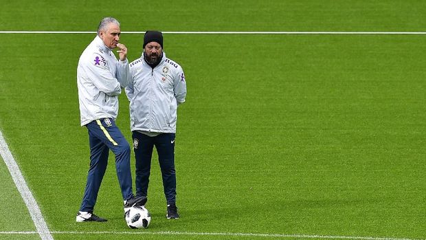 Tite dan Cleber Xavier, di Jerman, 26 Maret.