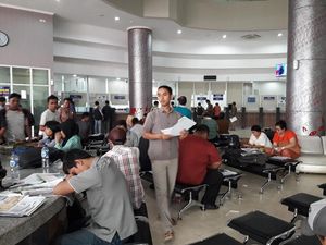 Ada Penghapusan Denda Pajak, Antrean di Samsat Bekasi Membeludak