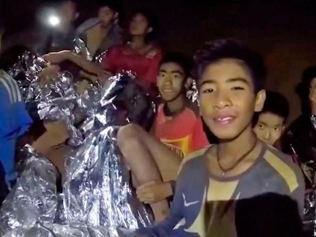 Raut Ceria 12 Remaja Thailand yang Terperangkap di Gua 12 Hari Raut Ceria 12 Remaja Thailand yang Terperangkap di Gua 12 Hari