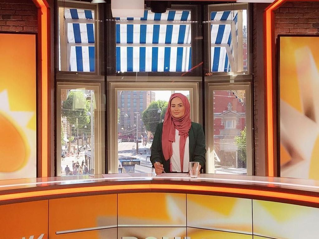 Hijabers Cantik Ini Cetak Sejarah Jadi Presenter TV di Belanda Hijabers Cantik Ini Cetak Sejarah Jadi Presenter TV di Belanda