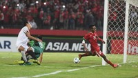 Aksi Todd Rivaldo Alberth Ferre saat mencetak gol ke-4 Indonesia. ANTARA FOTO/Zabur Karuru.