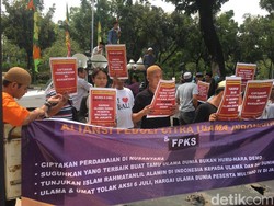Warga Demo di Balai Kota, Minta Anies Bujuk PA 212 Batalkan Aksi