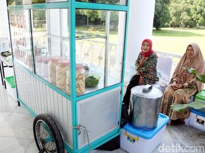 Gerobak Bubur Ayam Masuk Teras Istana Bogor