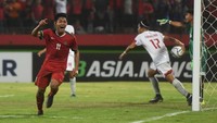 Pesepakbola Indonesia U19 Firza Andika (kiri) melakukan selebrasi usai mencetak gol ke gawang Filipina U19. ANTARA FOTO/Zabur Karuru.