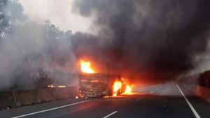Bus Pahala Kencana Ludes Terbakar di Tol Gresik