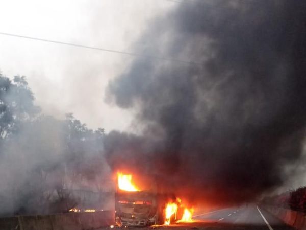Bus Pahala Kencana Ludes Terbakar di Tol Gresik