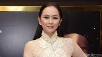 Aura Kasih Tampil Transparan di Karpet Merah
