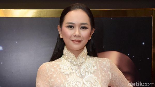 Aura Kasih Tampil Transparan di Karpet Merah