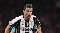 Begini nih aksi Ronaldo menggiring bola berseragam Juventus, keren gak kira-kira? (Foto: Twitter @RealGMSoccer)