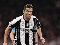 Begini nih aksi Ronaldo menggiring bola berseragam Juventus, keren gak kira-kira? (Foto: Twitter @RealGMSoccer)