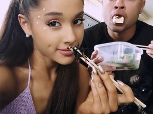 Cantiknya Ariana Grande Saat Berpose dengan Minuman Favoritnya