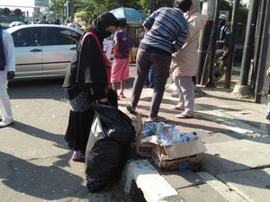 Massa Aksi 67 Tinggalkan Bareskrim Sambil Bersihkan Sampah